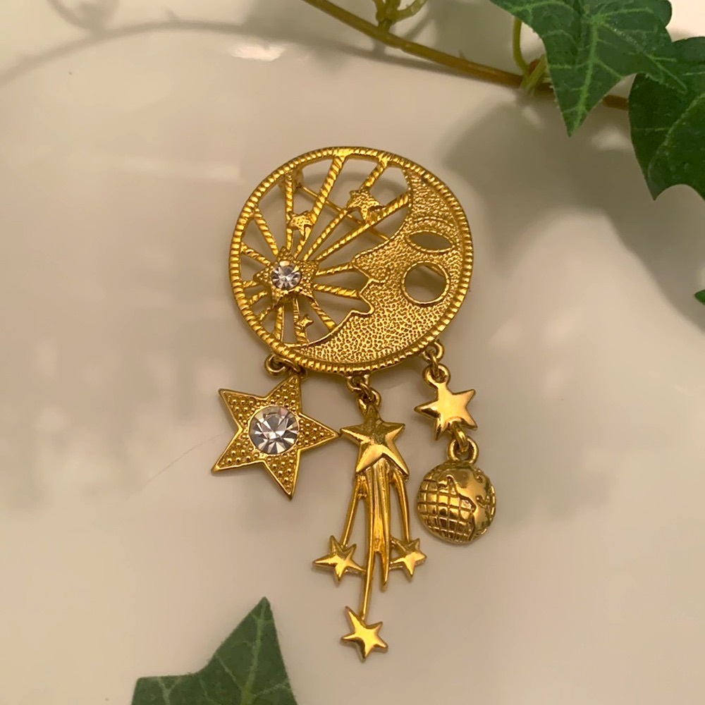 🌻 HOST PICK 🌻 ✨ Vintage Celestial Moon, Stars & Earth Pin ✨ - Picture 2 of 4